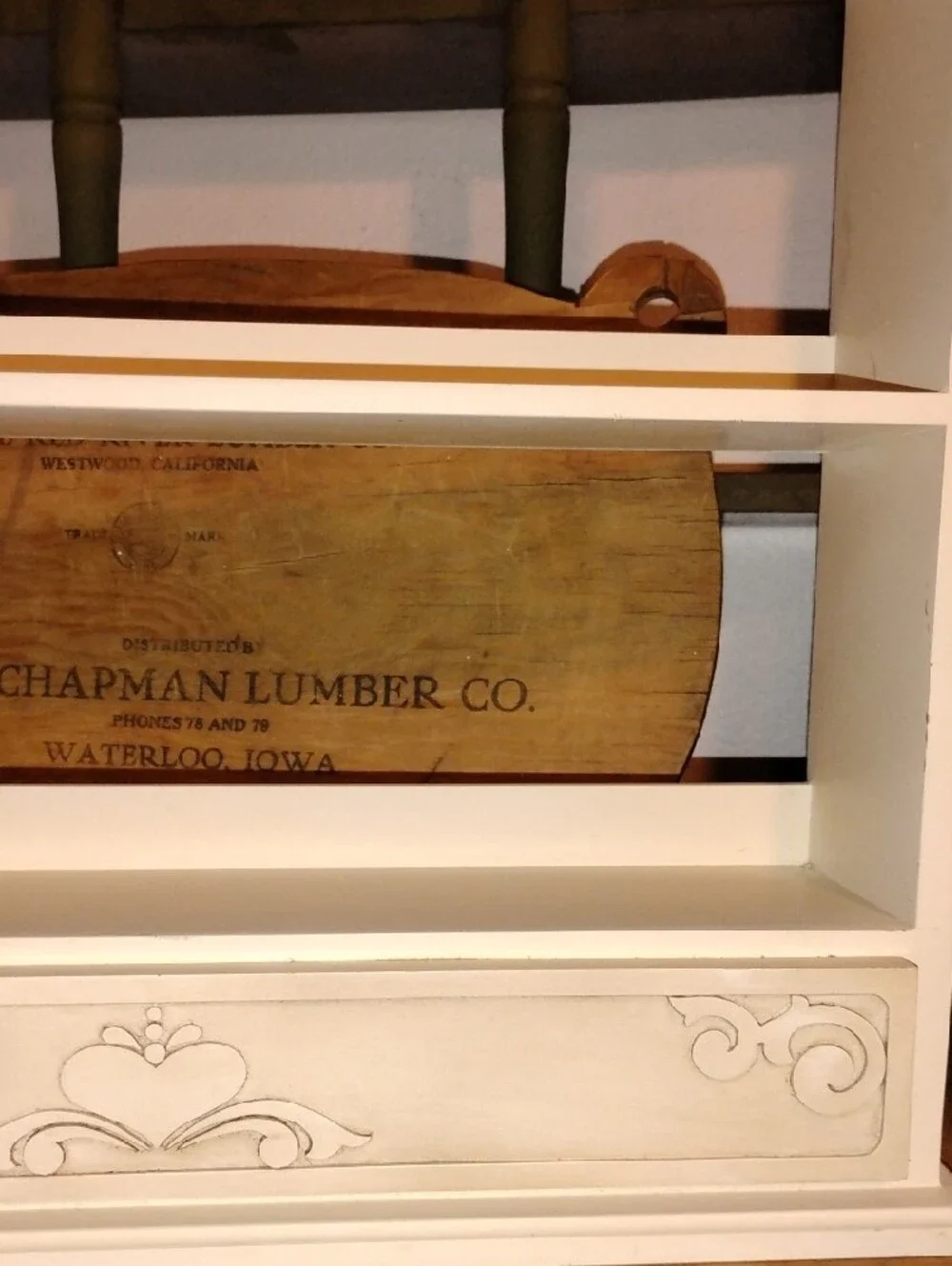 Jim Shore Cream Wooden Display Shelf with Carved Accents HEARTWOOD CREEK 2010
